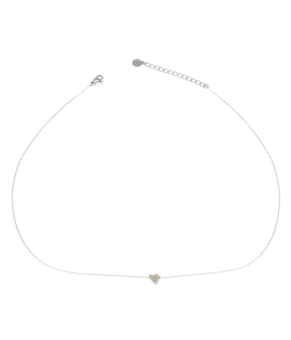 Collar plateado con colgante de corazón de piedra