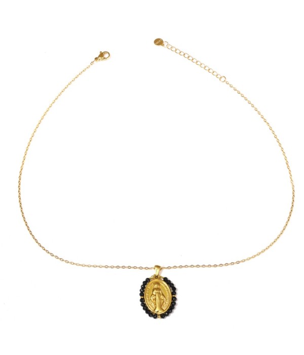 Collar dorado con medalla religiosa y piedras