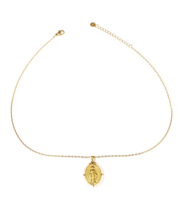 Collar dorado con medalla religiosa y piedras