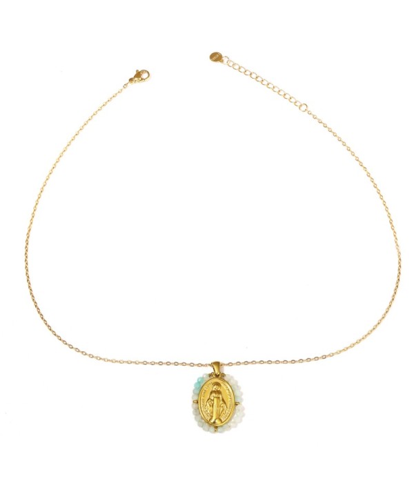 Collar dorado con medalla religiosa y piedras