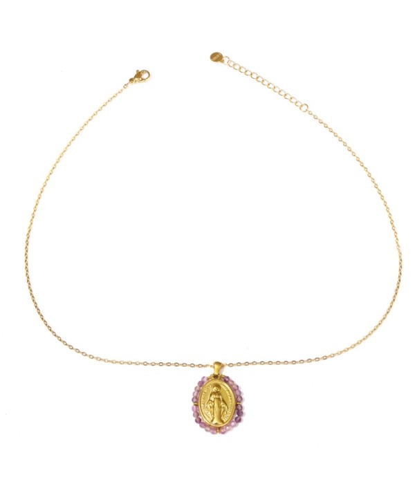 Collar dorado con medalla religiosa y piedras