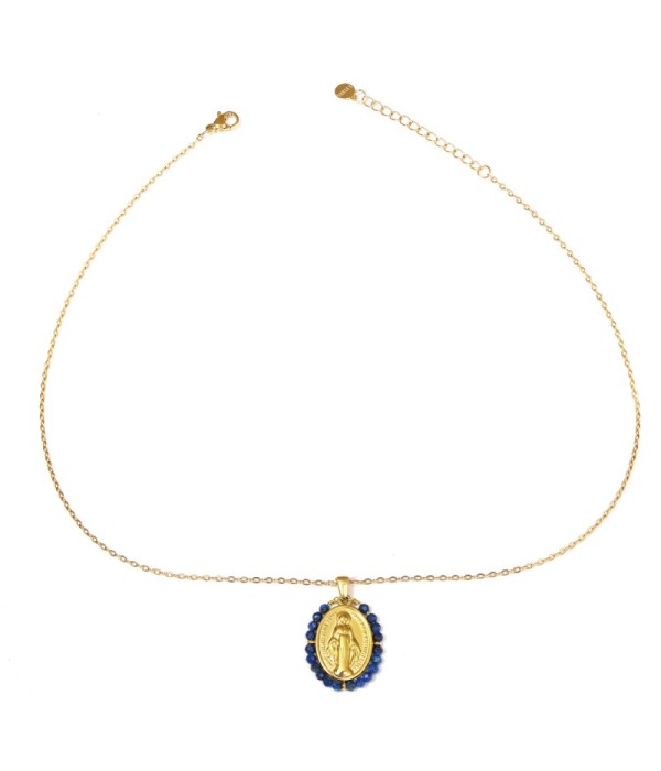Collar dorado con medalla religiosa y piedras