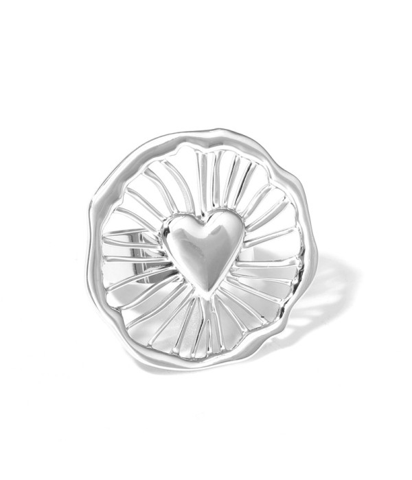 Anillo plateado con corazón y diseño radial