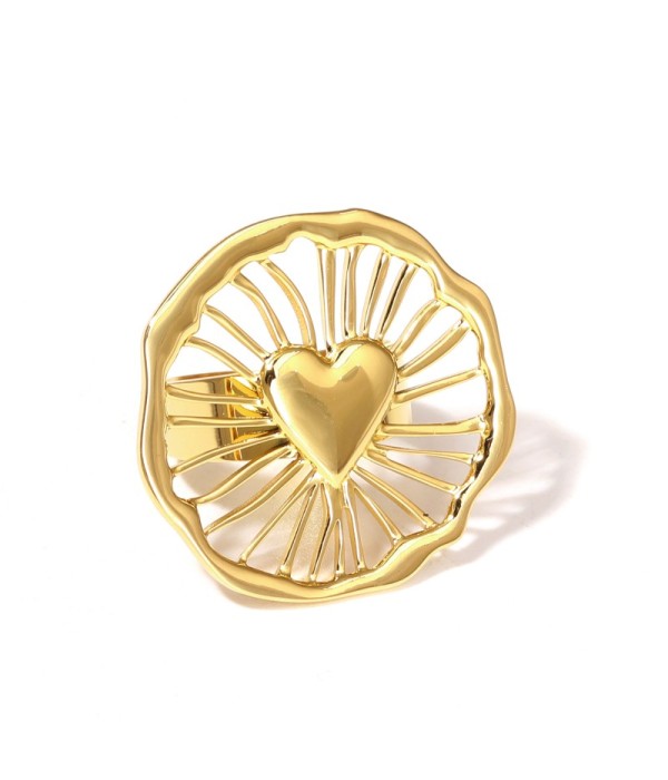 Anillo dorado con corazón y diseño radial