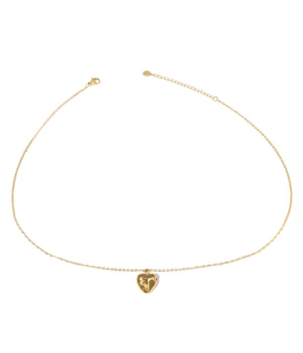 Collar dorado con colgante de corazón