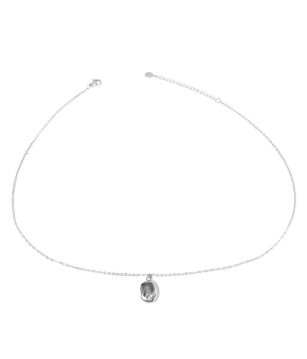 Collar plateado con colgante ovalado