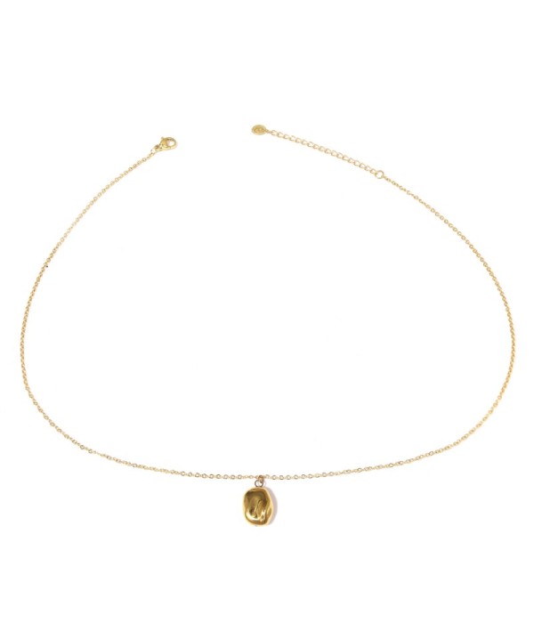 Collar dorado con colgante ovalado