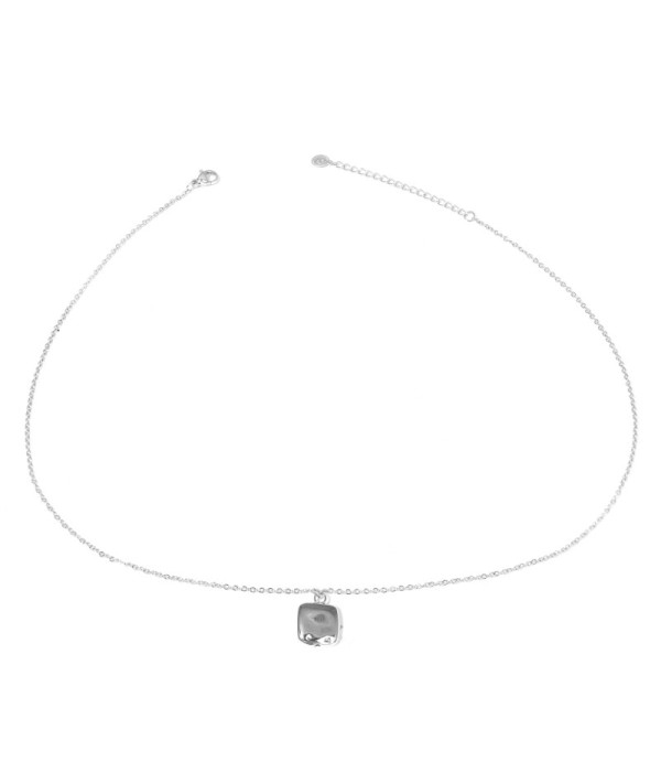 Collar plateado con colgante cuadrado
