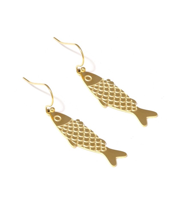 Pendientes con colgantes de pez de escamas grabadas