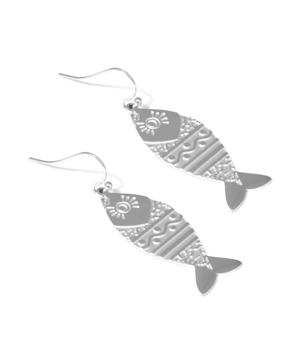 Pendientes con colgantes de pez de grabado...