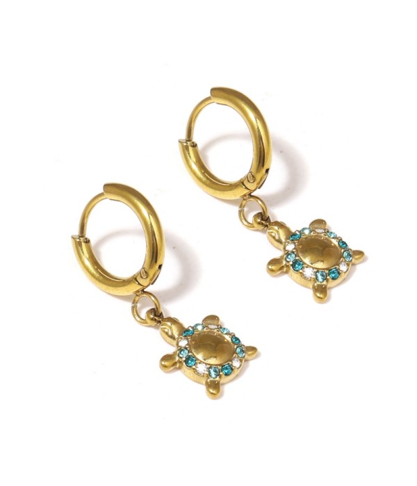 Pendientes dorados de aro con colgante de tortuga y circonitas