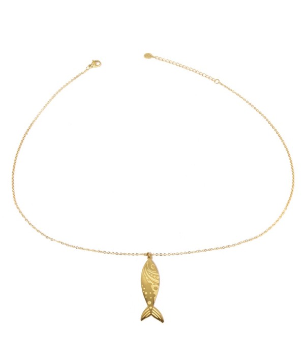 Collar dorado con colgantes de pez de textura