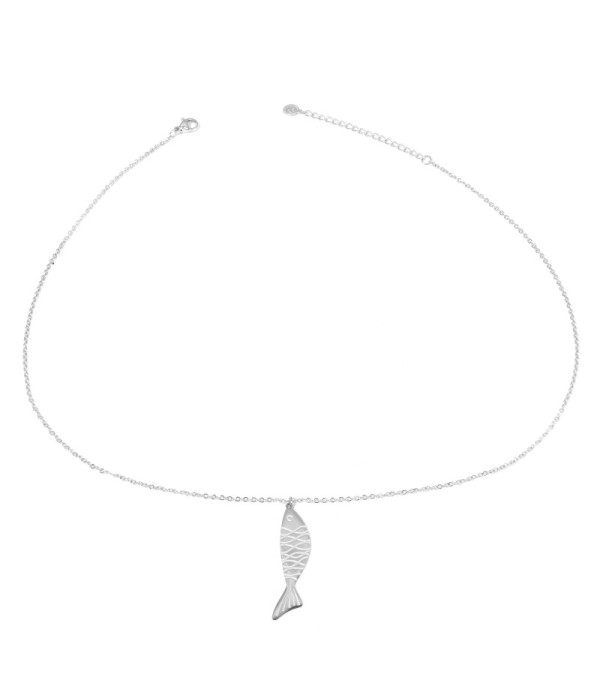 Collar plateado con colgantes de pez de patrón entrecruzado