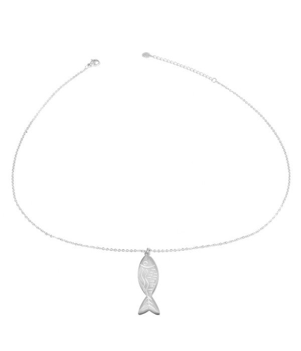 Collar plateado con colgantes de pez de líneas grabadas