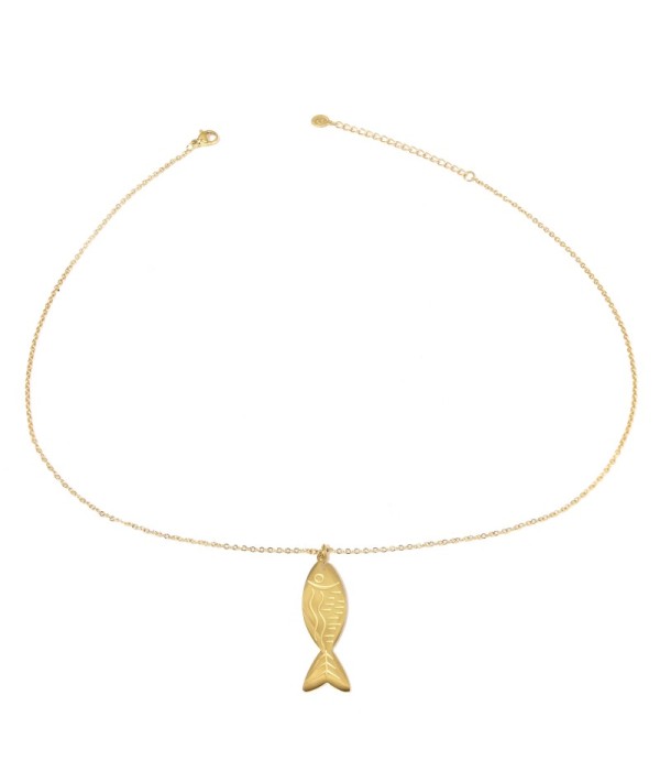 Collar dorado con colgantes de pez de líneas grabadas