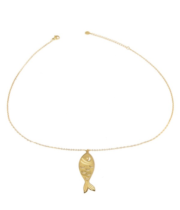 Collar dorado con colgantes de pez de escamas en relieve