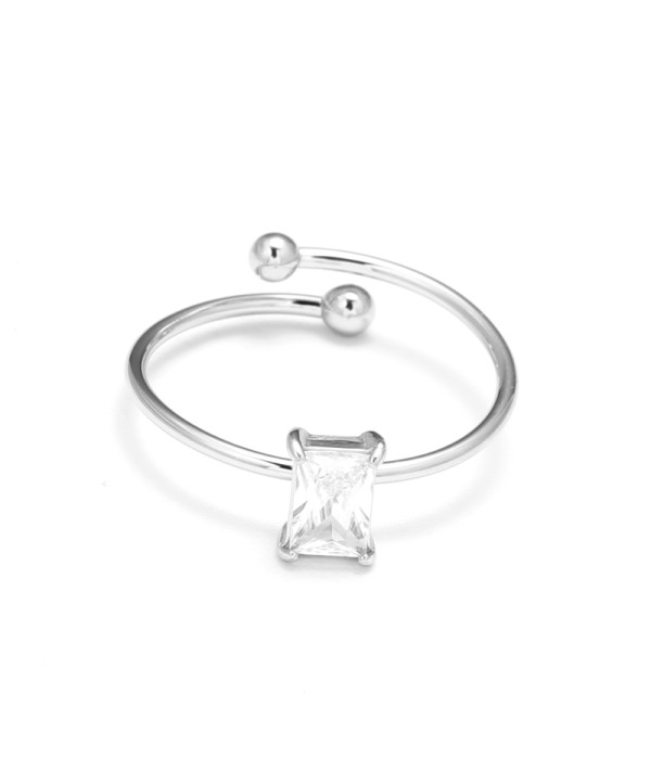 Anillo plateado con piedra cental corte rectángulo