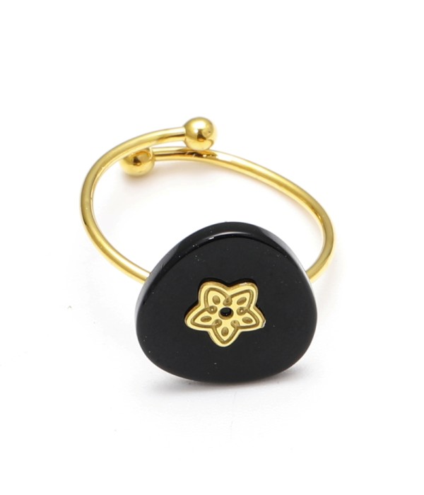 Anillo abierto dorado con detalle flor y piedra triangular reondeada