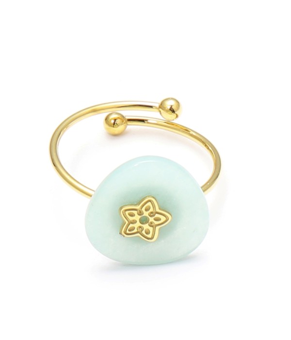 Anillo abierto dorado con detalle flor y piedra triangular reondeada