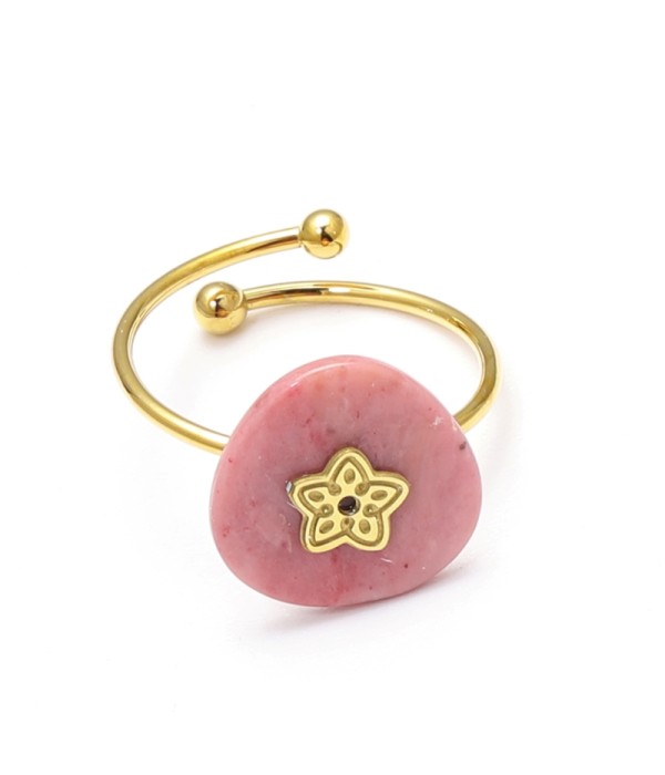 Anillo abierto dorado con detalle flor y piedra triangular reondeada