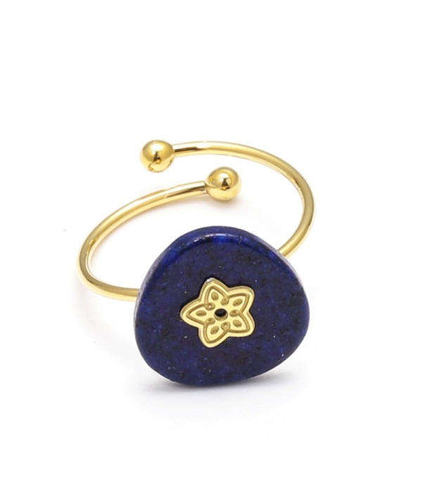 Anillo abierto dorado con detalle flor y piedra triangular reondeada