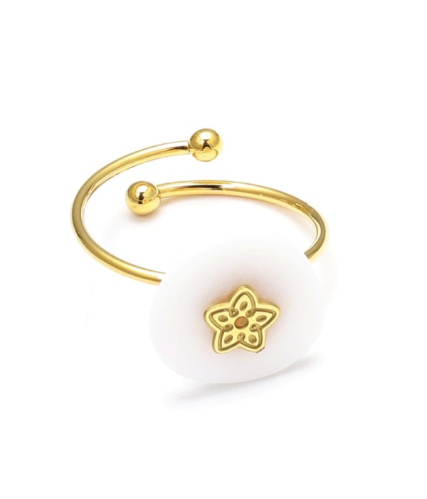 Anillo abierto dorado con detalle flor y piedra triangular reondeada