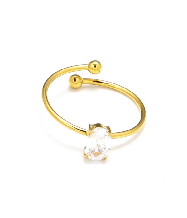 Anillo dorado con piedra cental corte ovalado