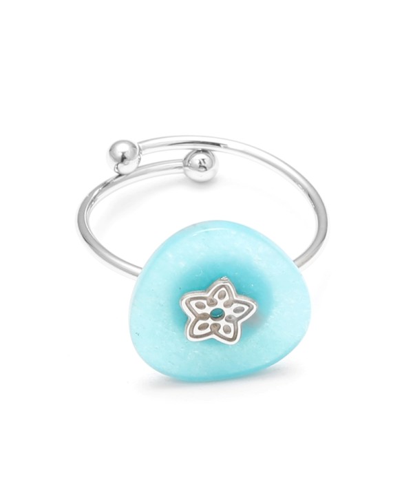 Anillo abierto plateado con detalle flor y piedra triangular reondeada