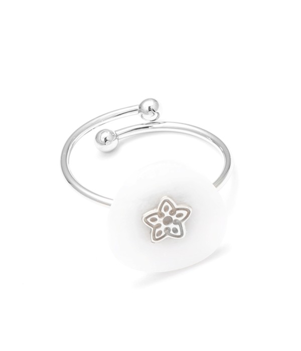 Anillo abierto plateado con detalle flor y piedra triangular reondeada