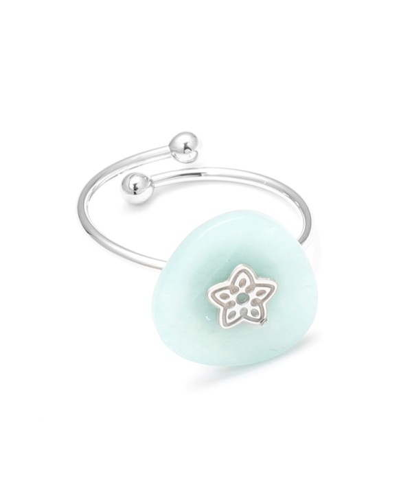 Anillo abierto plateado con detalle flor y piedra triangular reondeada