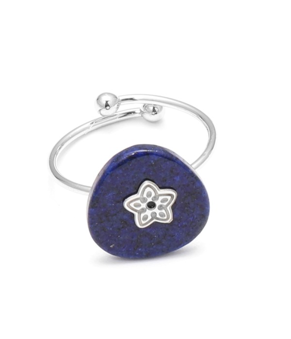 Anillo abierto plateado con detalle flor y piedra triangular reondeada