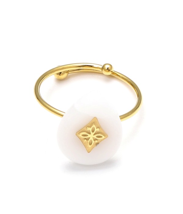 Anillo abierto dorado con detalle rombo y piedra gota de...