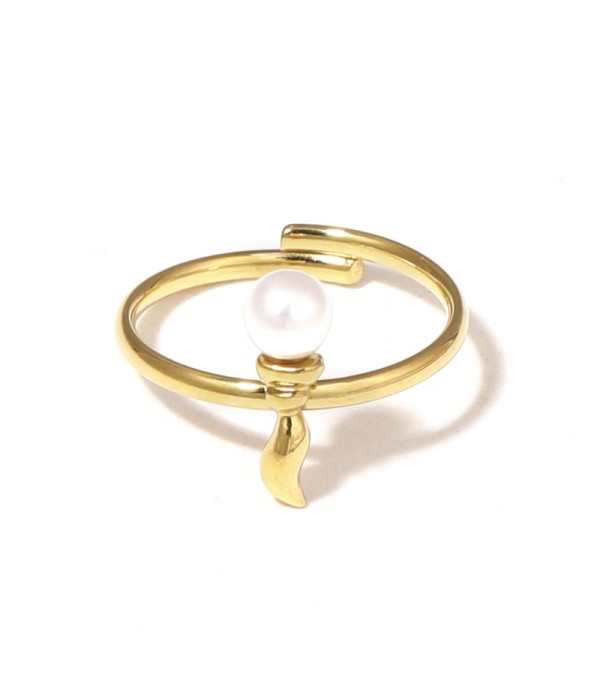 Anillo con motivo curvado y perla