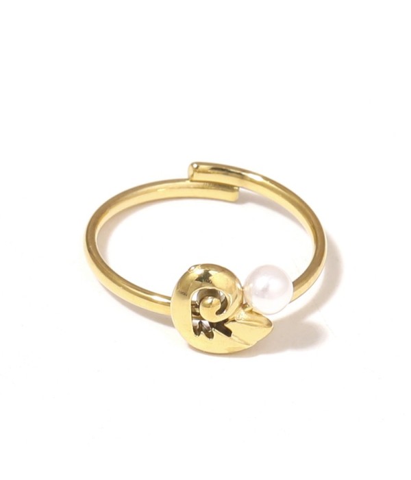 Anillo con diseño de caracola y perla