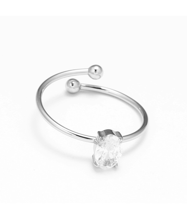 Anillo plateado con piedra cental corte ovalado