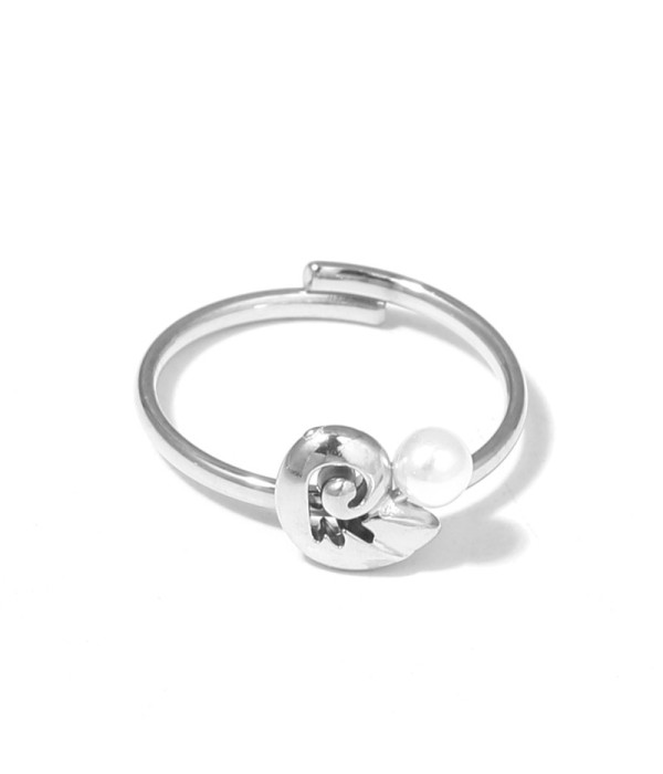 Anillo con diseño de caracola y perla