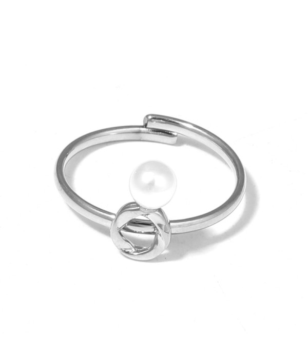 Anillo con diseño de aro y perla