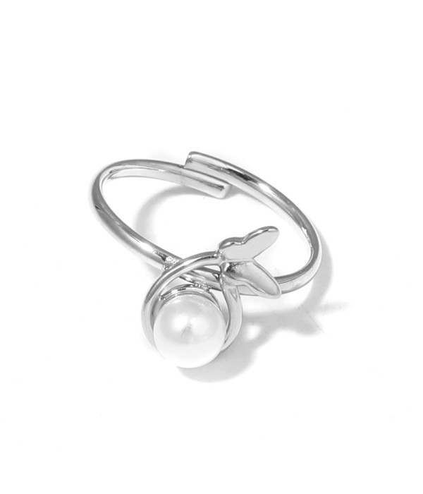Anillo con diseño de mariposa y perla