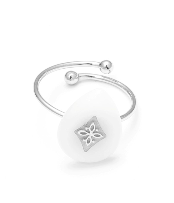Anillo abierto plateado con detalle rombo y piedra gota de agua