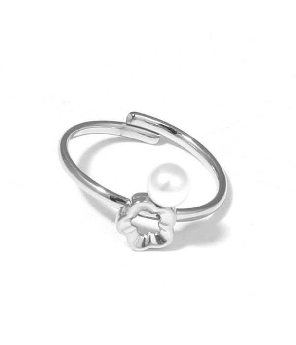 Anillo con diseño de flor y perla