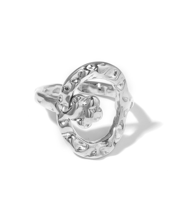 Anillo plateado con diseño de óvalo martillado y flor
