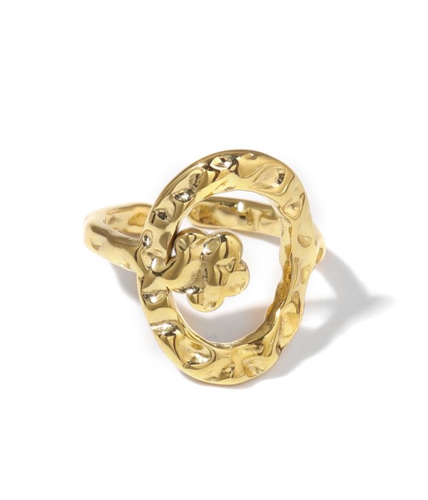 Anillo dorado con diseño de óvalo martillado y flor