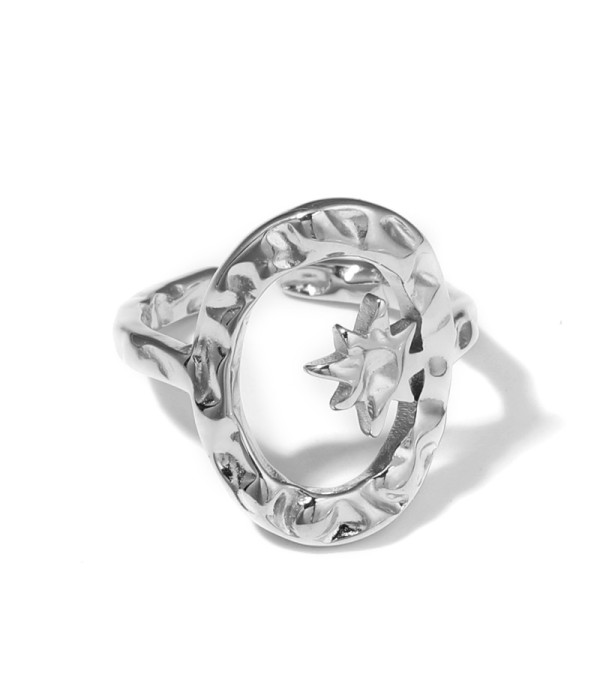 Anillo plateado con diseño de óvalo martillado y estrella