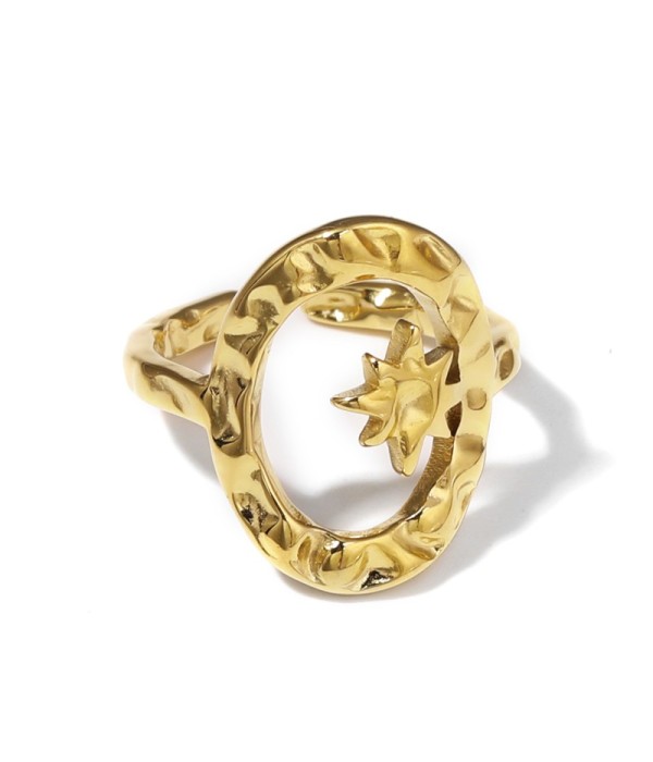 Anillo dorado con diseño de óvalo martillado y estrella