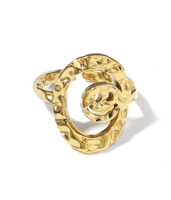 Anillo dorado con diseño de óvalo martillado y...