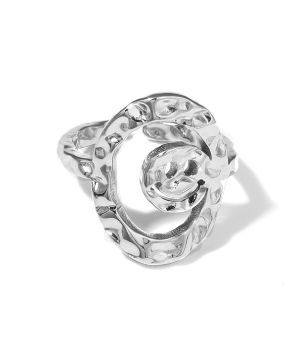 Anillo plateado con diseño de óvalo martillado y cara sonriente