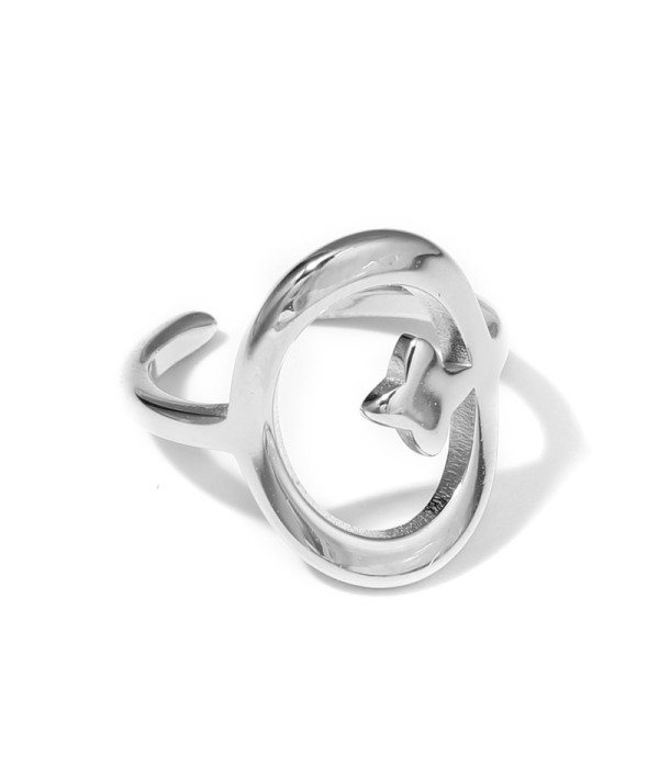 Anillo plateado con diseño de óvalo y estrella