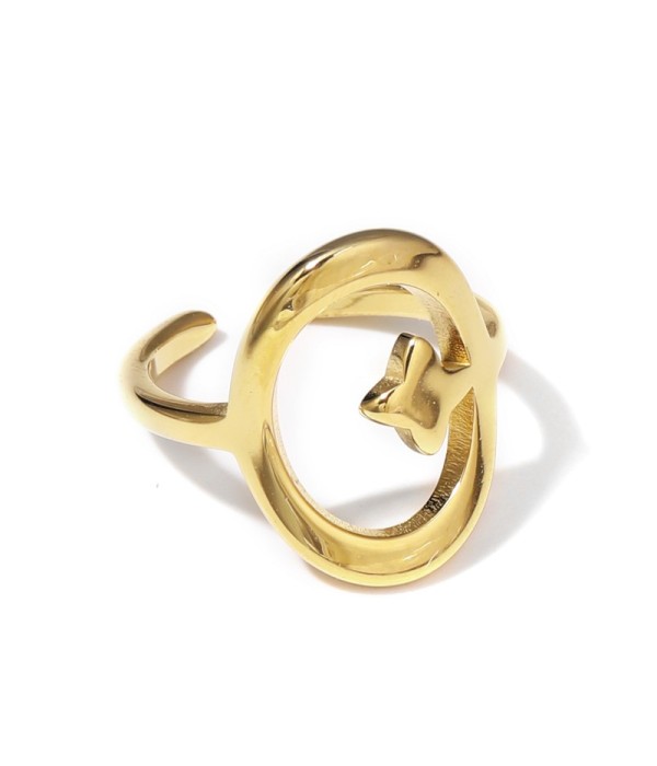 Anillo dorado con diseño de óvalo y estrella