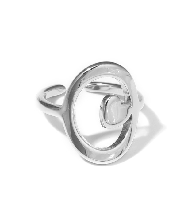 Anillo plateado con diseño de óvalo y corazón