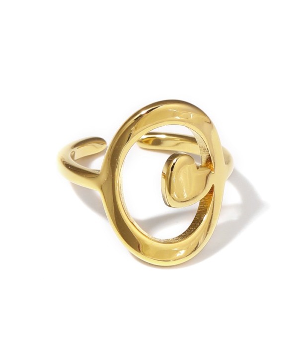 Anillo dorado con diseño de óvalo y corazón